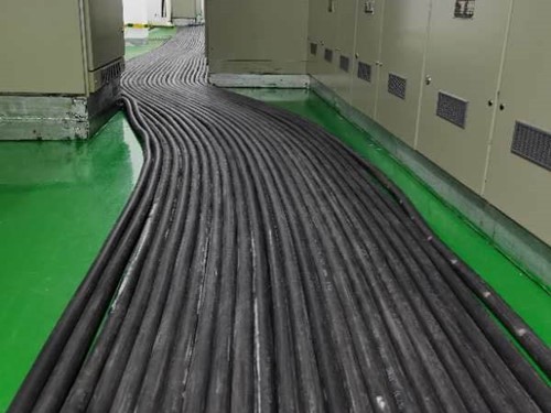 宁德如何根据理论计算公式计算温度对特定电压测量结果的影响？